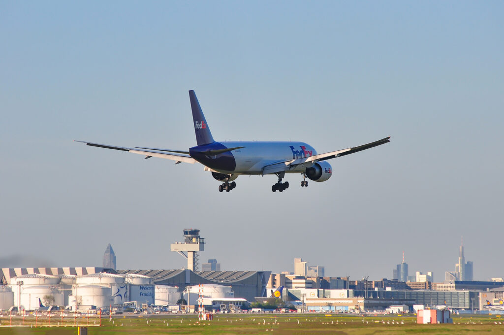 Ein FedEx-Frachtflugzeug im Landeanflug auf den Frankfurter Flughafen.